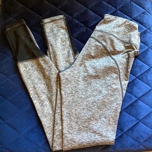 Athletic leggings with sheer cutout